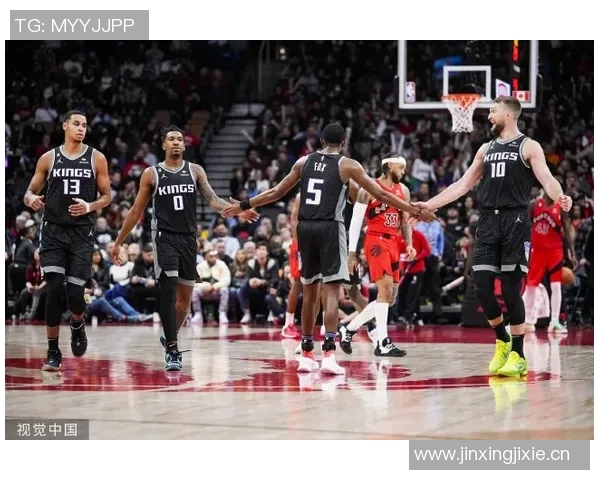 马克西上半场表现全面11投4中贡献12分3篮板4助攻1抢断1盖帽