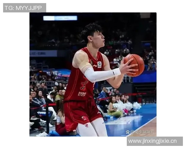 曾凡博亮相澳门布鲁克林篮网全队正式抵达开启新征程